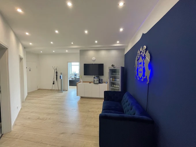 Empfangsbereich unseres Büros mit blauem Sofa